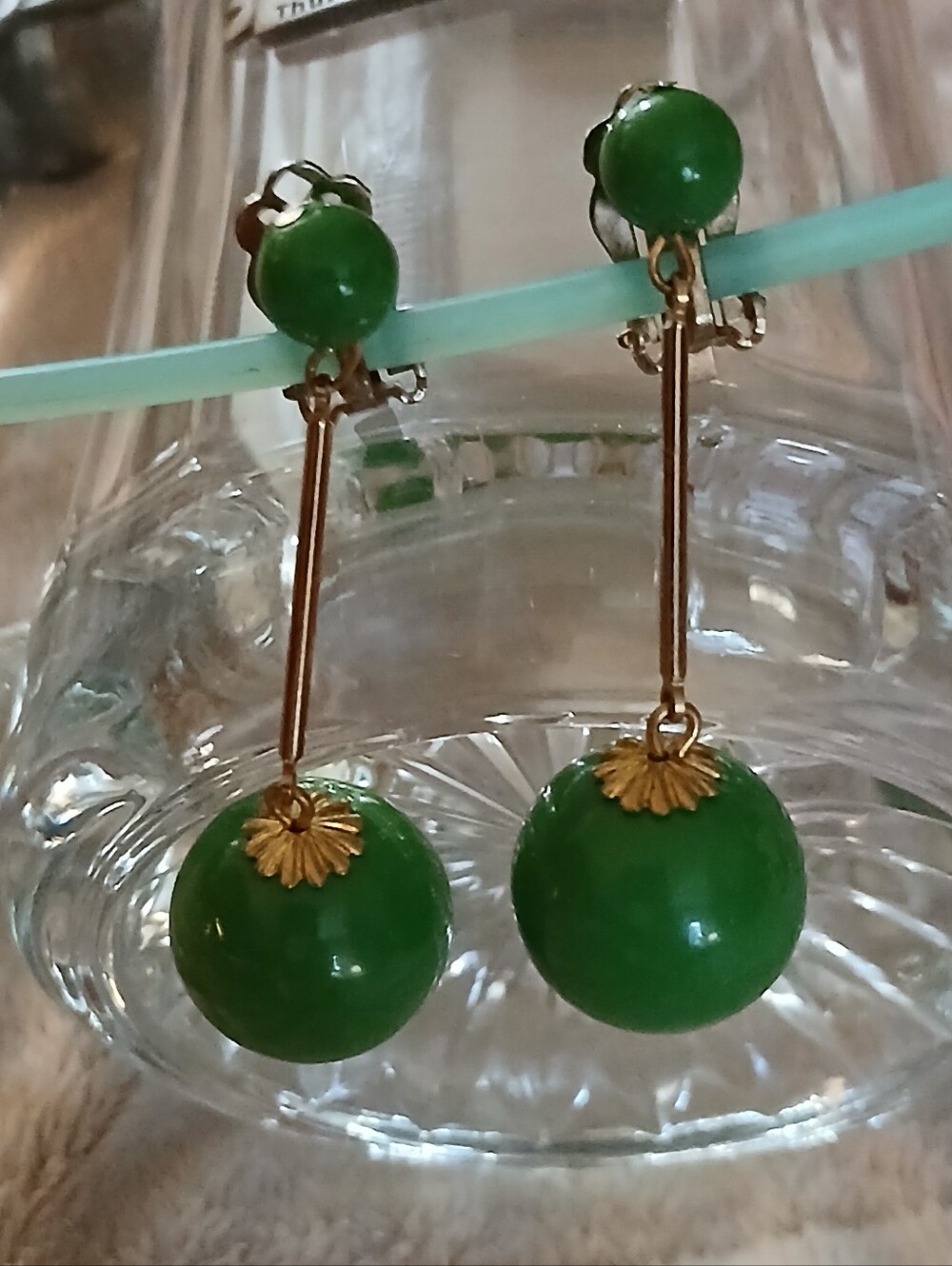 Vintage Vibrant Apple Green Ball Drop Earrings Clip On - Picture 1 of 10